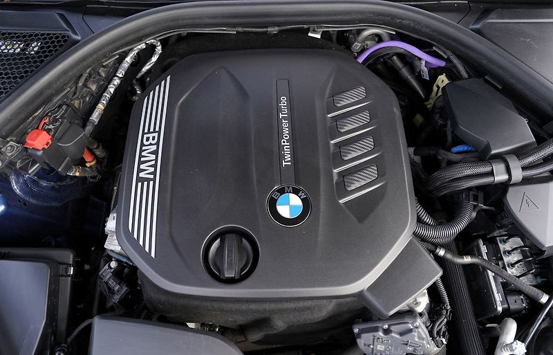 BMW Řada 3 320d xDrive/Lasery/kůže/1.maj. - fotka 10 z 40