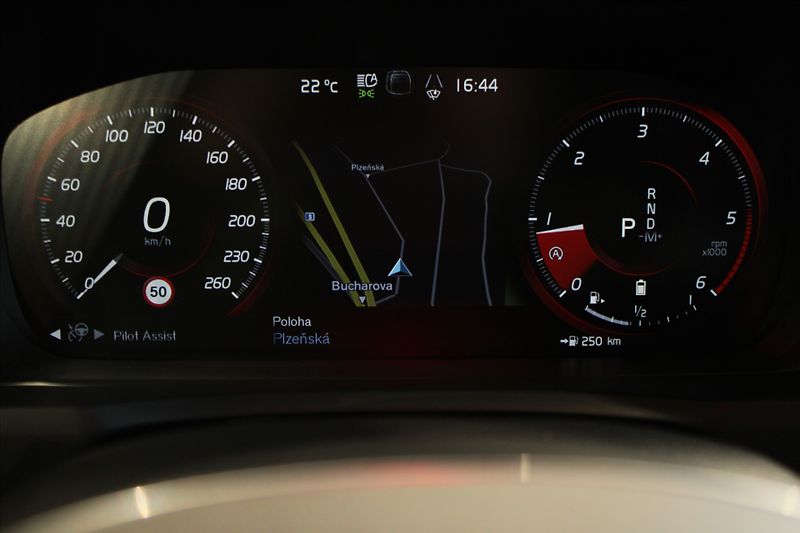 Volvo XC90 B5 AWD R Design PilotAssist/DP - fotka 19 z 32