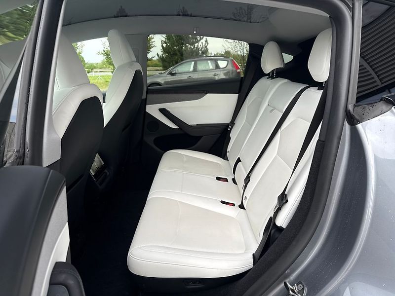 Tesla Model Y (2025) - fotka 26 z 76