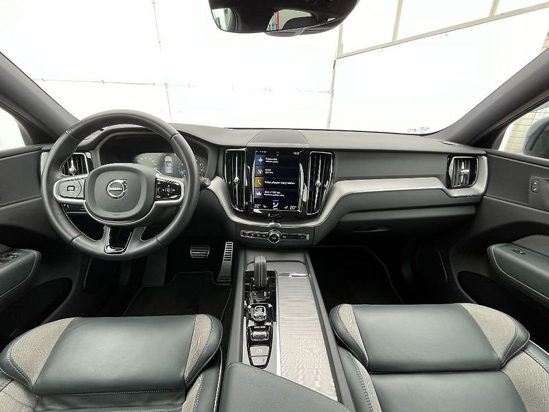 Volvo XC60 R-Design B5 AWD 184kW - fotka 23 z 26