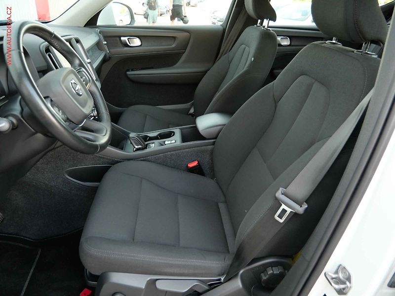 Volvo XC40 (2021) 1.5T, 1.maj,ČR, Momentum, AT - fotka 9 z 28