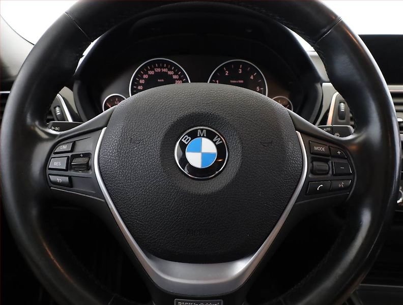 BMW Řada 3 (2017) 318 d, Automat, Serv.kniha - fotka 8 z 19