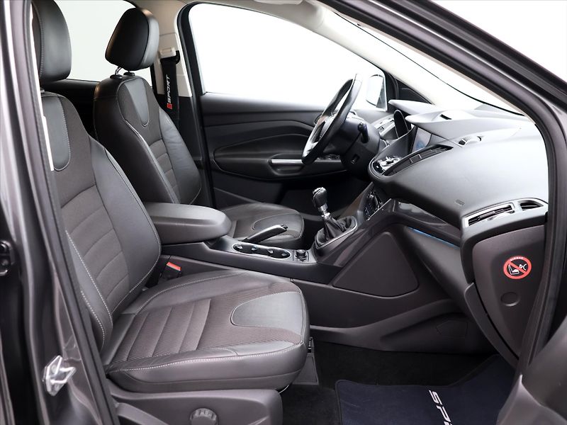 Ford Kuga 2,0 TDCi 132kW 4x4 Titanium - fotka 12 z 35