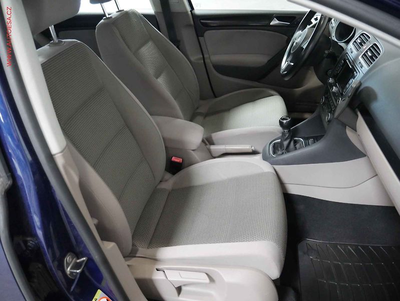 Volkswagen Golf (2011) 1.6TDi, Navi, AC - fotka 12 z 21