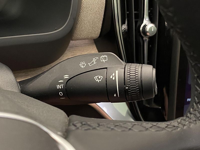 Volvo XC90 (2025) T8 AWD Plug-in DARK ULTRA - fotka 36 z 75