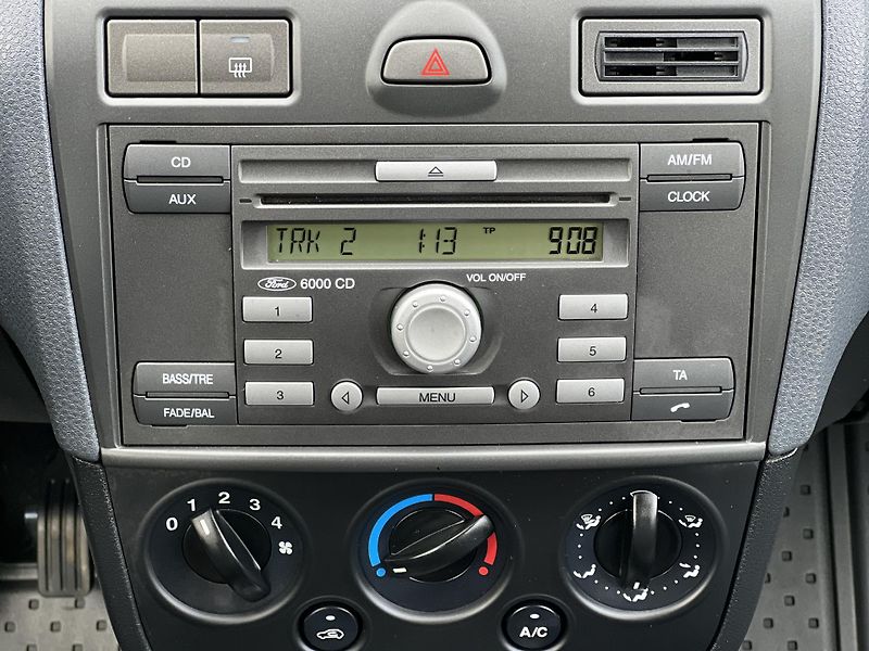 Ford Fiesta 1.3i 51Kw ČR TAŽNÉ KLIMA - fotka 16 z 36