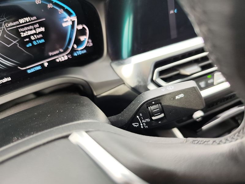 BMW Řada 3 330e 2.0/215kW Sportline PHEV - fotka 35 z 38