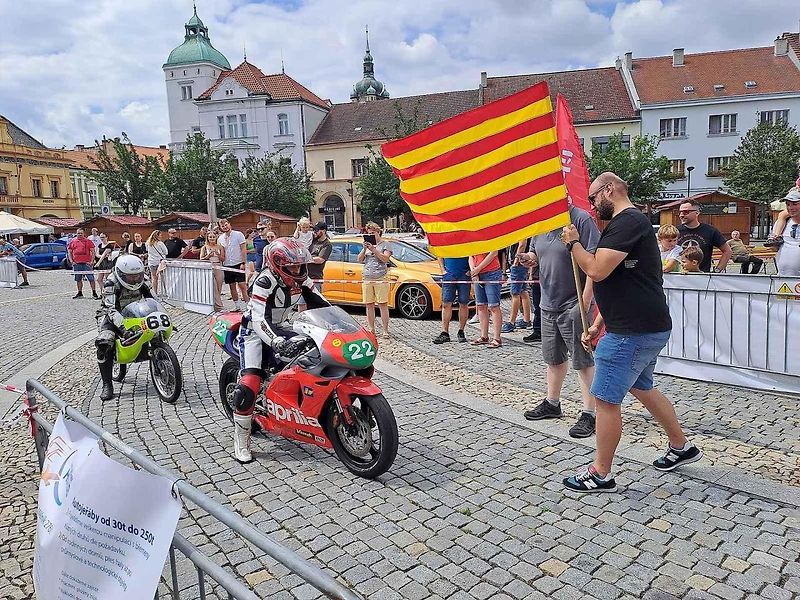 Přehlídku závodních aut a motocyklů pořádal Autoklub Mělník.