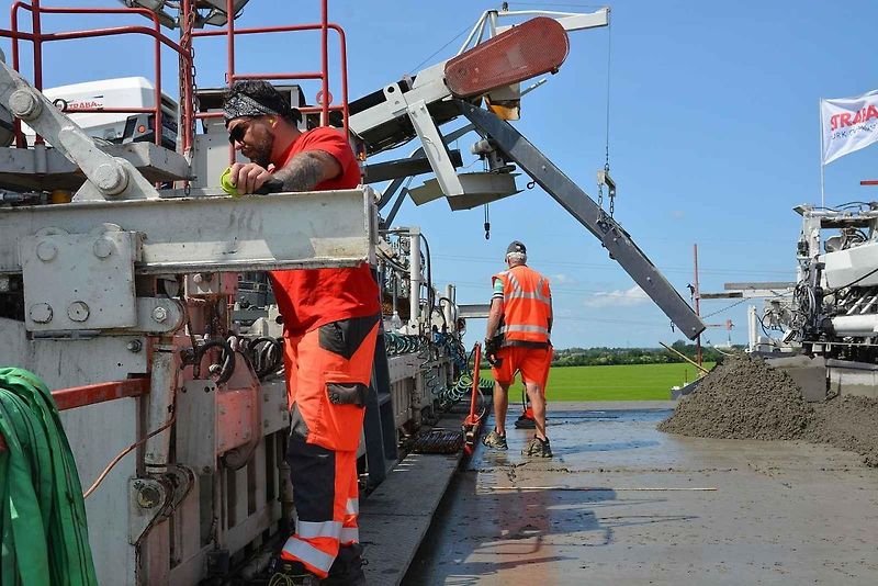 Pokládka betonové vrstvy vozovky je milníkem stavby dálnice D1 na úseku Říkovice - Přerov. Stavebníci ji zahájili tento týden.