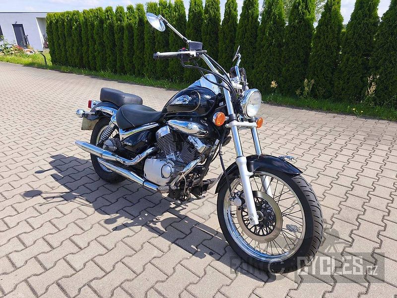 Suzuki VL 125 Intruder (1999) - fotka 2 z 11