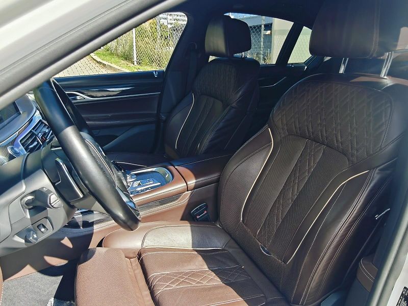 BMW Řada 7 (2016) 3,0 740d xDrive M - fotka 12 z 43