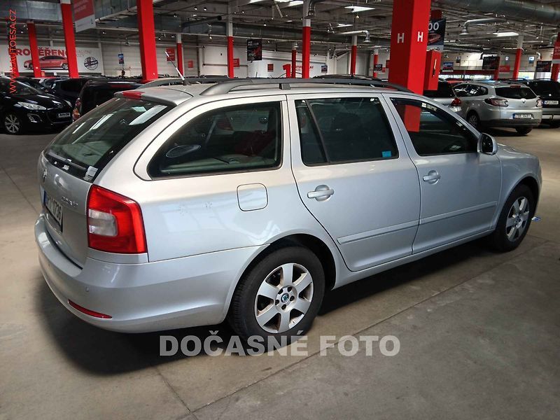 Škoda Octavia (2011) 1.6 TDi, ČR, AC, tempo, park - fotka 2 z 3