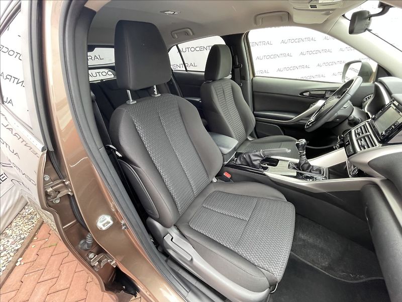 Mitsubishi Eclipse Cross 1,5 T-MIVTEC,120kW,serv.kn. - fotka 20 z 23