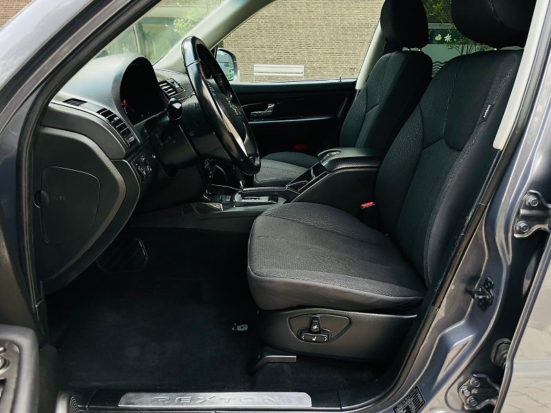 SsangYong Rexton 2.0TD 4x4 AUTOMAT TAŽNÉ VÝHŘEV - fotka 32 z 51