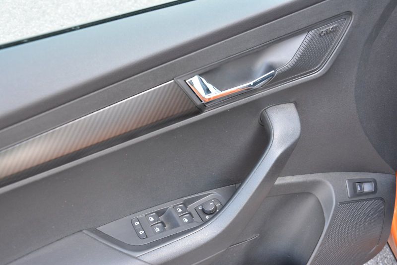 Škoda Karoq (2025) 2.0 TSI 140 KW 4x4 SportLINE D - fotka 8 z 27