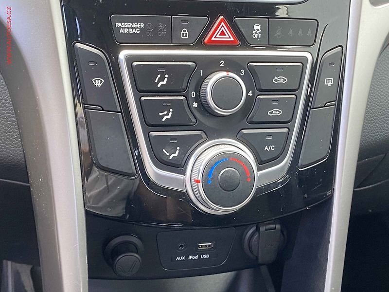 Hyundai i30 (2015) 1.6CRDi, ČR, AC - fotka 14 z 17
