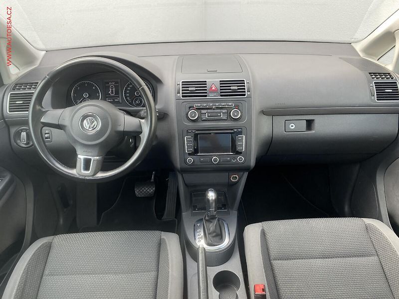 Volkswagen Touran (2011) 1.6 TDi, DSG, panor, navi - fotka 8 z 16