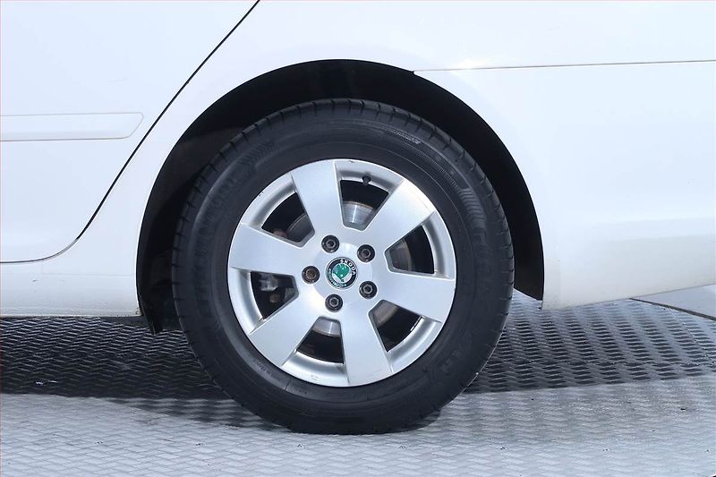 Škoda Octavia (2012) 1.6 TDI, Tempomat - fotka 14 z 17