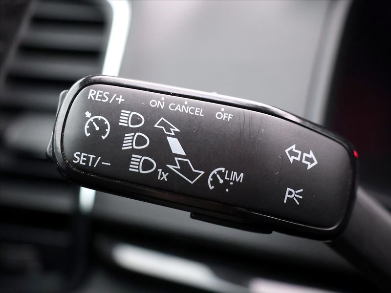 Škoda Karoq 1,6 TDI DSG Style Sport Navi - fotka 19 z 39