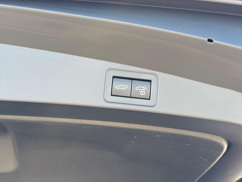 Toyota Corolla 1,8 GR sport, Hybrid - fotka 21 z 22