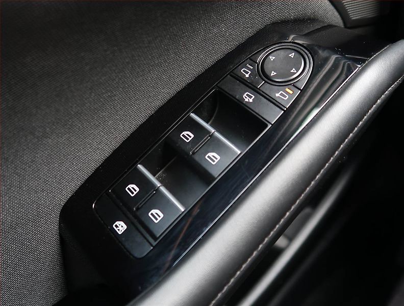 Mazda 3 (2026) Selection e-Skyactiv G140 - fotka 18 z 21