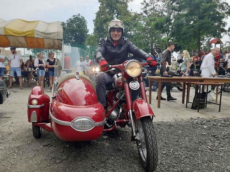 Do Hříškova dorazil na jubilejní veteránský sraz rekordní počet vozidel.