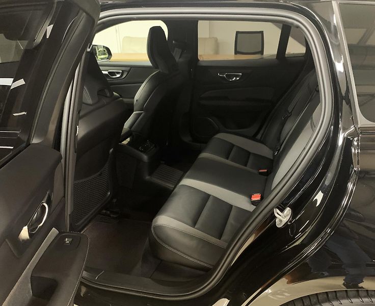 Volvo V60 RECHARGE T6, AWD PLUS DARK ČR - fotka 11 z 42