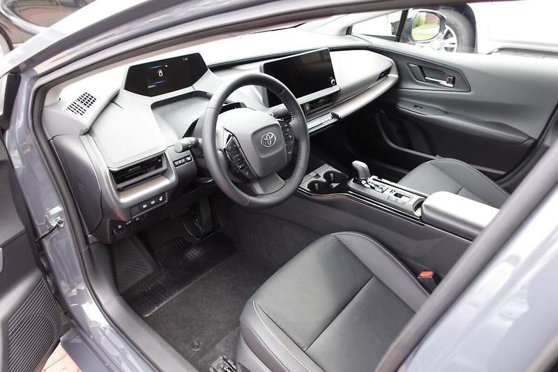 Toyota Prius 2,0 PHEV Plug-in Executive - fotka 13 z 36