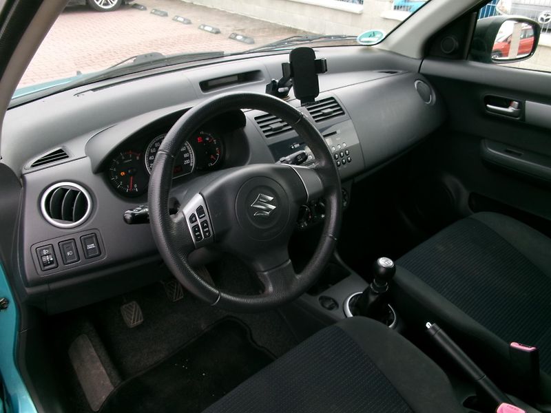 Suzuki Swift (2009) 1,3i KLIMA - ZADÁNO - fotka 22 z 26
