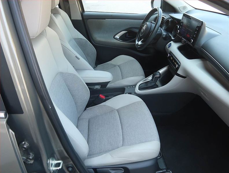 Toyota Yaris (2021) 1.5 VVT-i Hybrid, Automat - fotka 9 z 19
