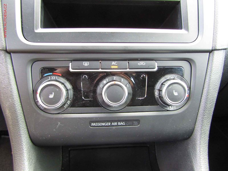 Volkswagen Golf (2009) 1.4 MPI, AC, výhřev sed - fotka 14 z 15