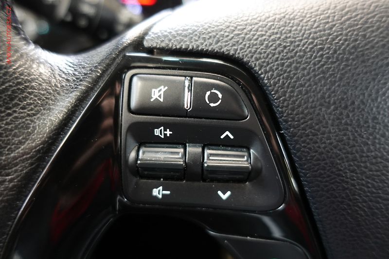Kia Ceed (2016) 1.6CRDi, Navi, AC - fotka 15 z 23