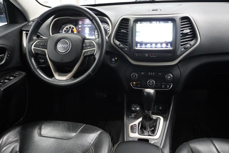 Jeep Cherokee 3,2I V6 LIMITED 4X4 AUT. - fotka 21 z 30