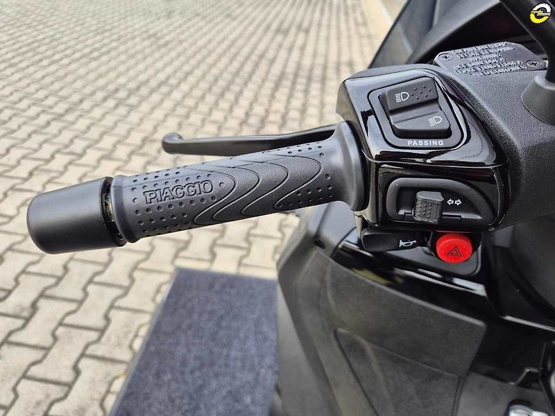 Piaggio MP3 300 (2024) Deep Black - fotka 15 z 20