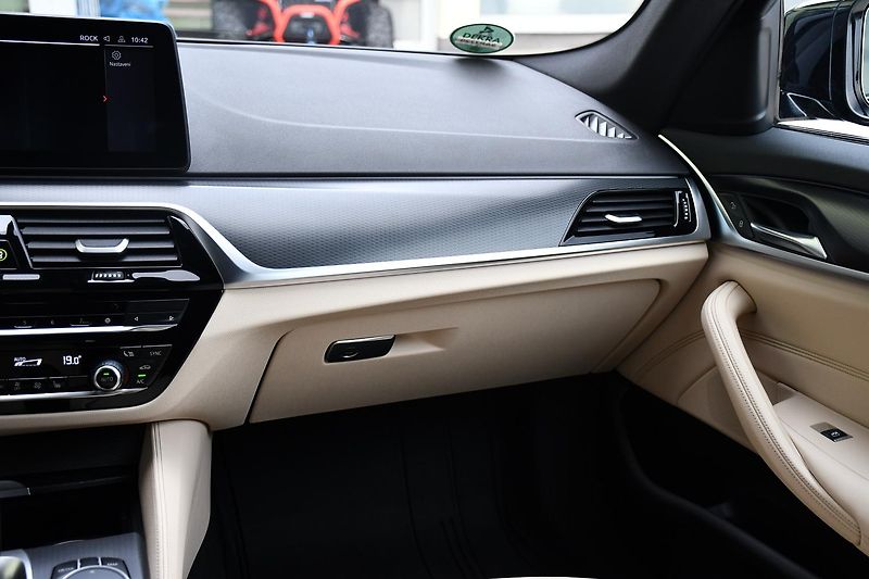 BMW Řada 5 520i M-SPORT 1M ČR REZERVACE - fotka 8 z 39