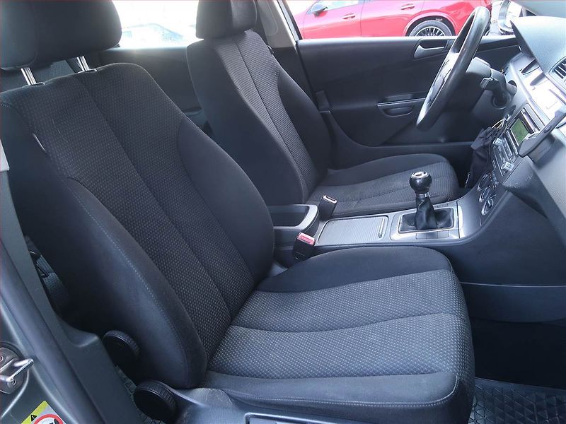 Volkswagen Passat (2009) 2.0 TDI, Tempomat - fotka 9 z 15