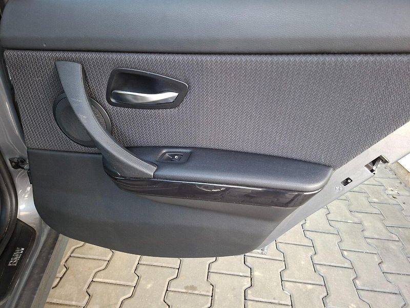 BMW Řada 3 (2010) 320d 105kW 6MAN -NAVI-SENZORY - fotka 29 z 42