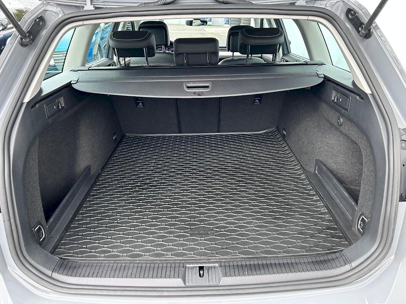 Volkswagen Passat (2022) 2.0 TSI 140kW DSG Elegance - fotka 33 z 35