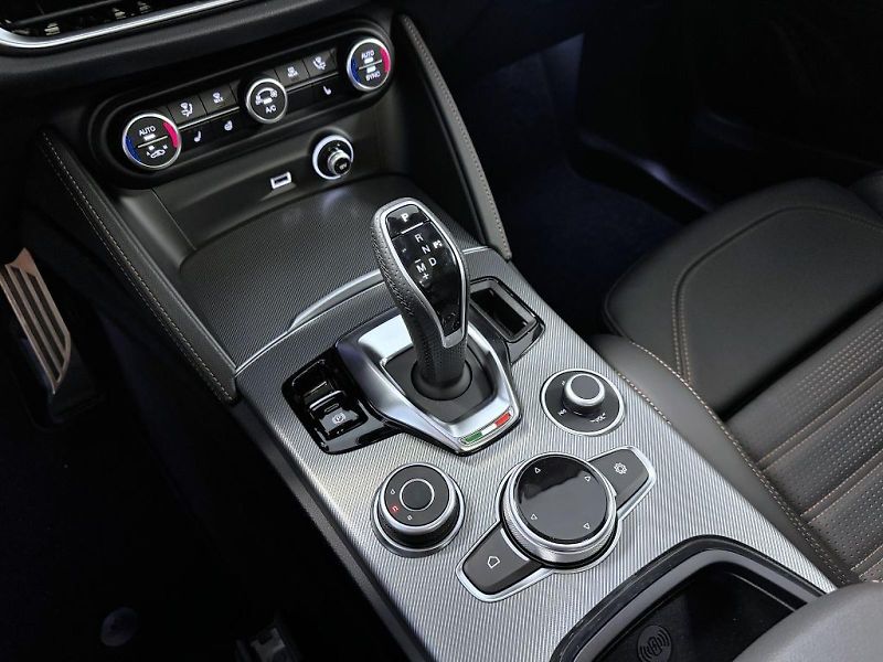 Alfa Romeo Stelvio (2026) 2.0 T 280k AT8 ZF Q4 4x4 Inten - fotka 17 z 24