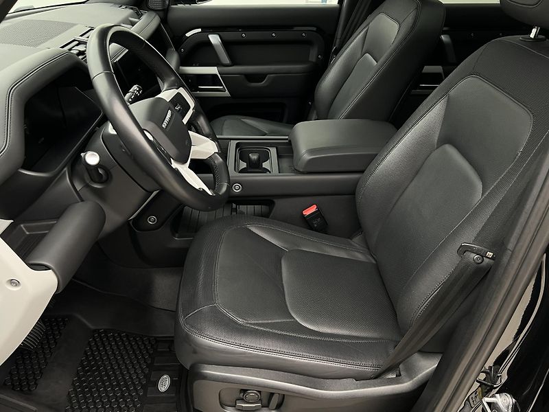 Land Rover Defender 110 D250 X-DYNAMIC HSE 1. maj - fotka 3 z 57