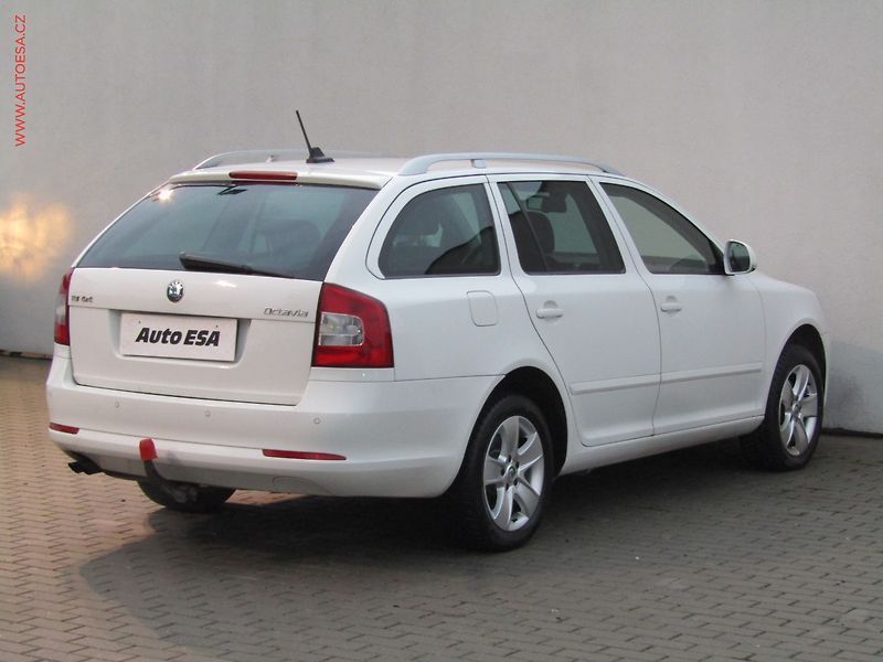 Škoda Octavia (2012) 2.0 TDi, Elegance, DSG, xenon - fotka 4 z 19