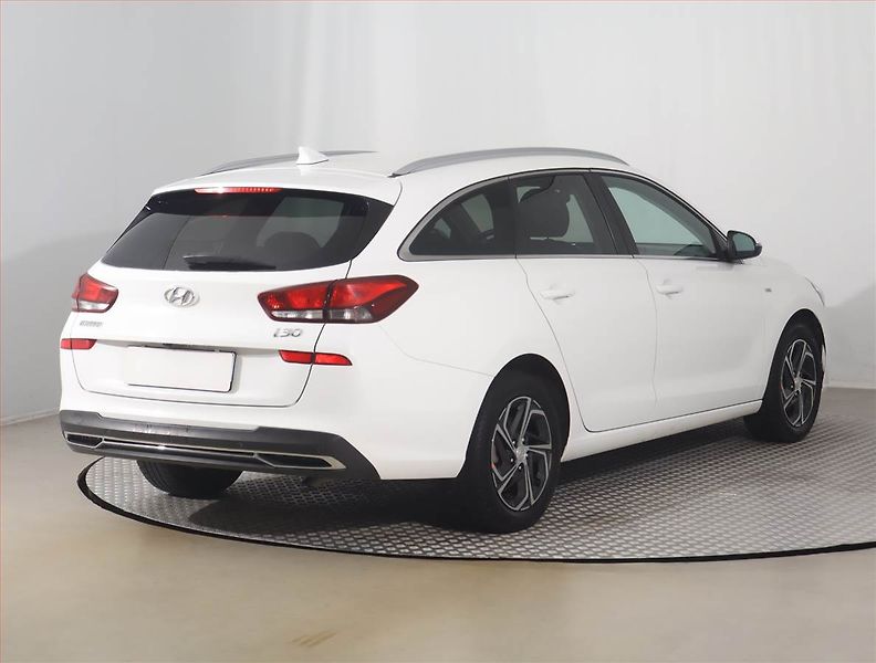 Hyundai i30 (2022) Family 1.5 T-GDI MHEV - fotka 5 z 15