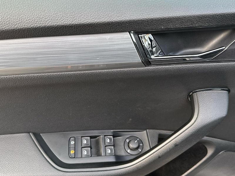 Škoda Superb 2.0TDi 110 kW AMBITION PLUS DS - fotka 14 z 24