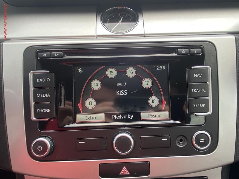 Volkswagen Passat (2013) 1.6TDi, AC, výhřev sed - fotka 14 z 18
