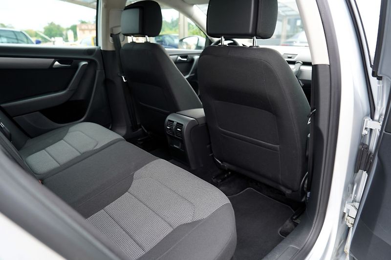 Volkswagen Passat 2.0 TDI DSG 140PS/navigace - fotka 23 z 32