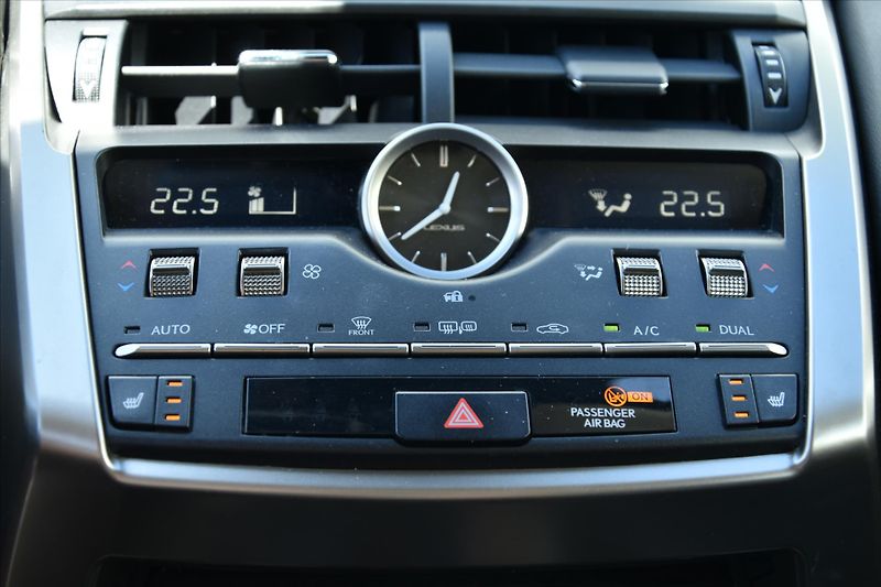 Lexus NX 300h 2.5 145kW 4WD PRESTIGE ČR - fotka 21 z 31