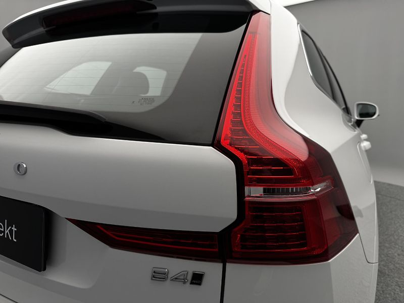 Volvo XC60 B4 AWD MOMENTUM AUT REZERVACE - fotka 22 z 45