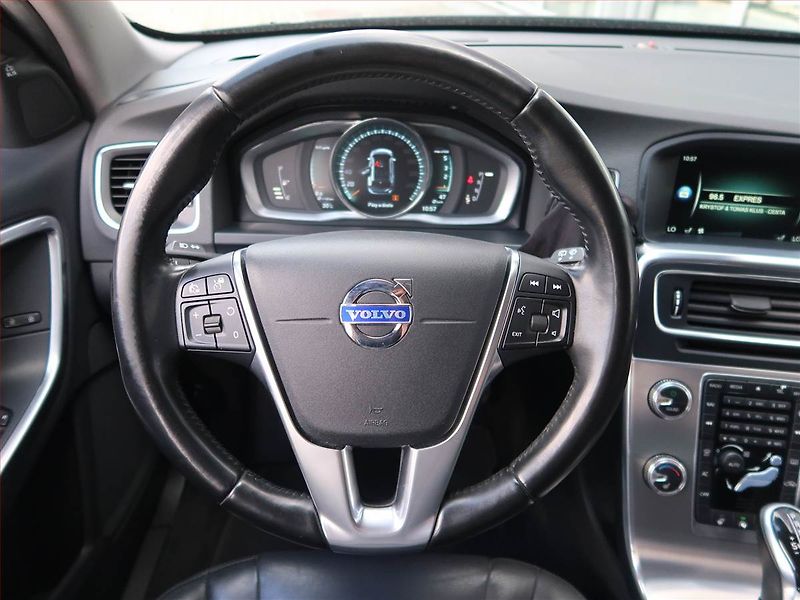 Volvo V60 (2014) D4 2.0, Automat, Navi, Xenony - fotka 16 z 18