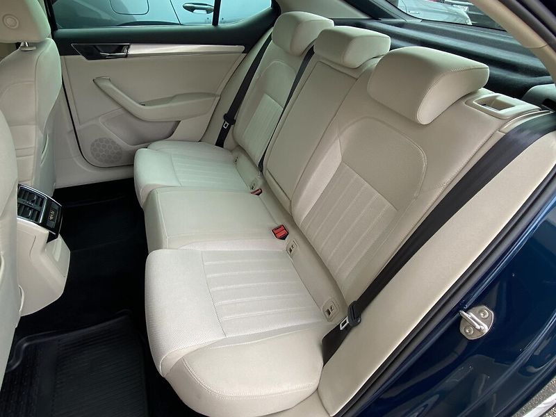 Škoda Superb 2,0 TDI 110 kW Style DSG - fotka 25 z 28
