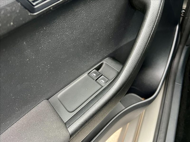 Škoda Fabia 1,0 MPI / KLIMA - fotka 34 z 37